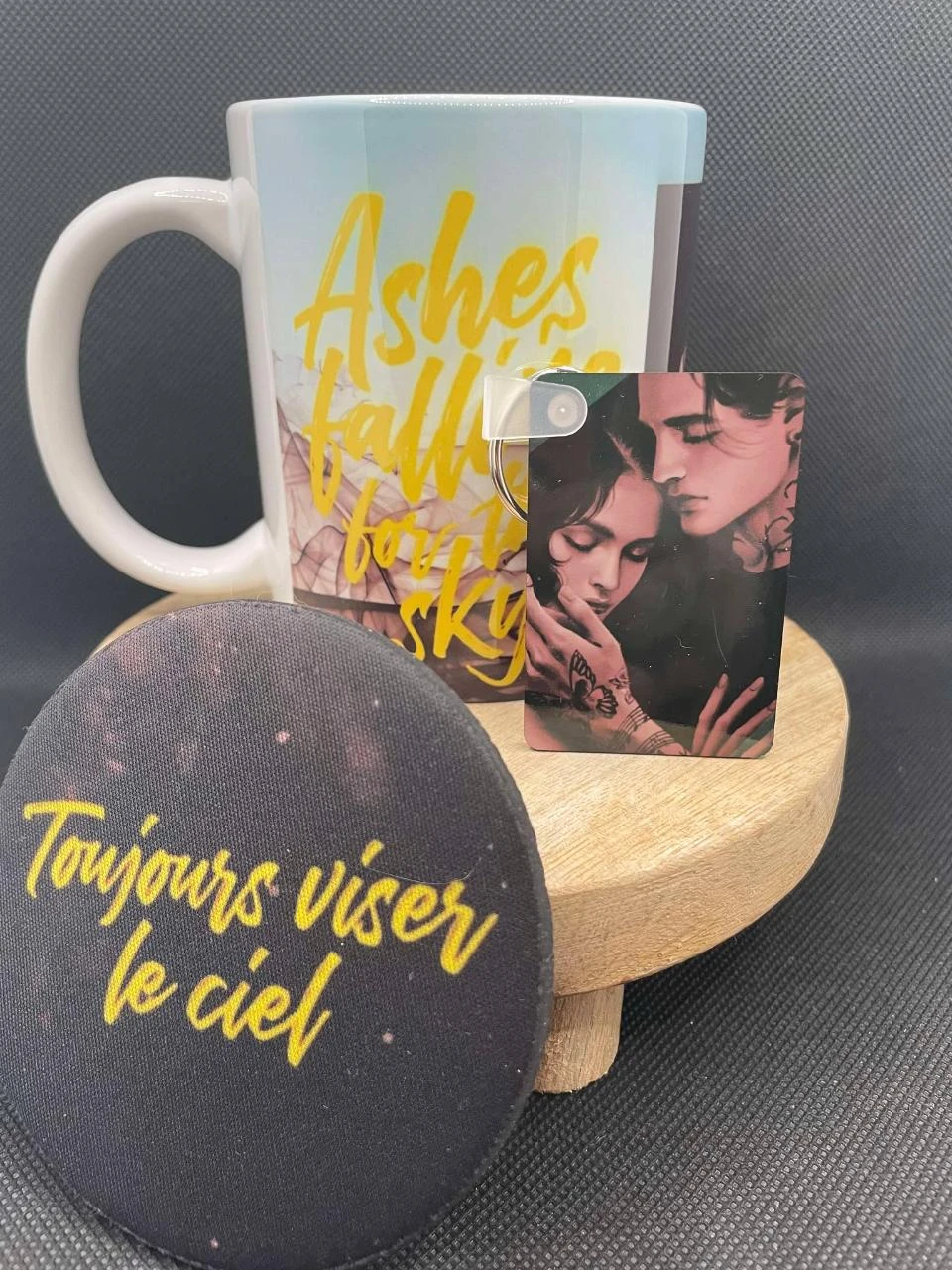 🎁 Coffret Mug – Mug + Porte-clés + Dessous de Tasse – Ashes Falling for the Sky